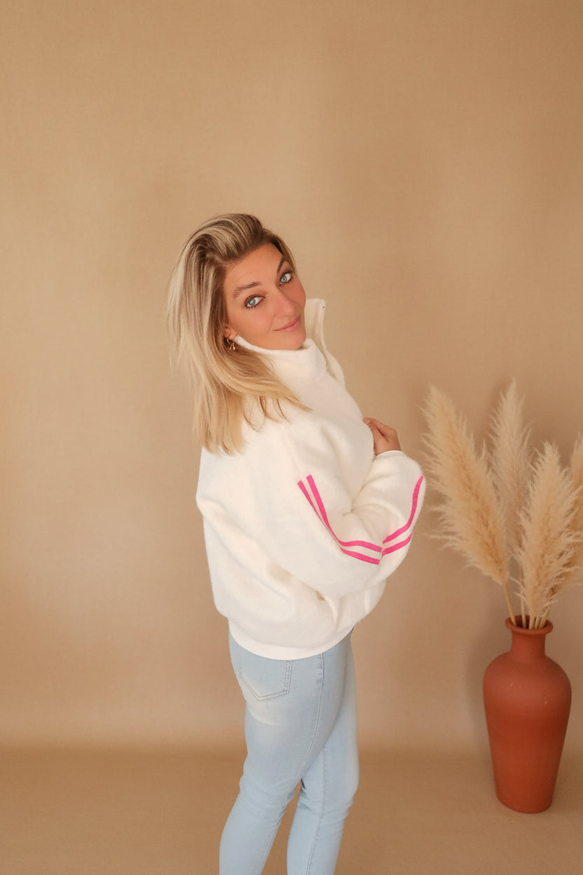 Damen Jacke weiß mit pinken Streifen, Rückenansicht mit Blick über Schulter, Pampas-Vase