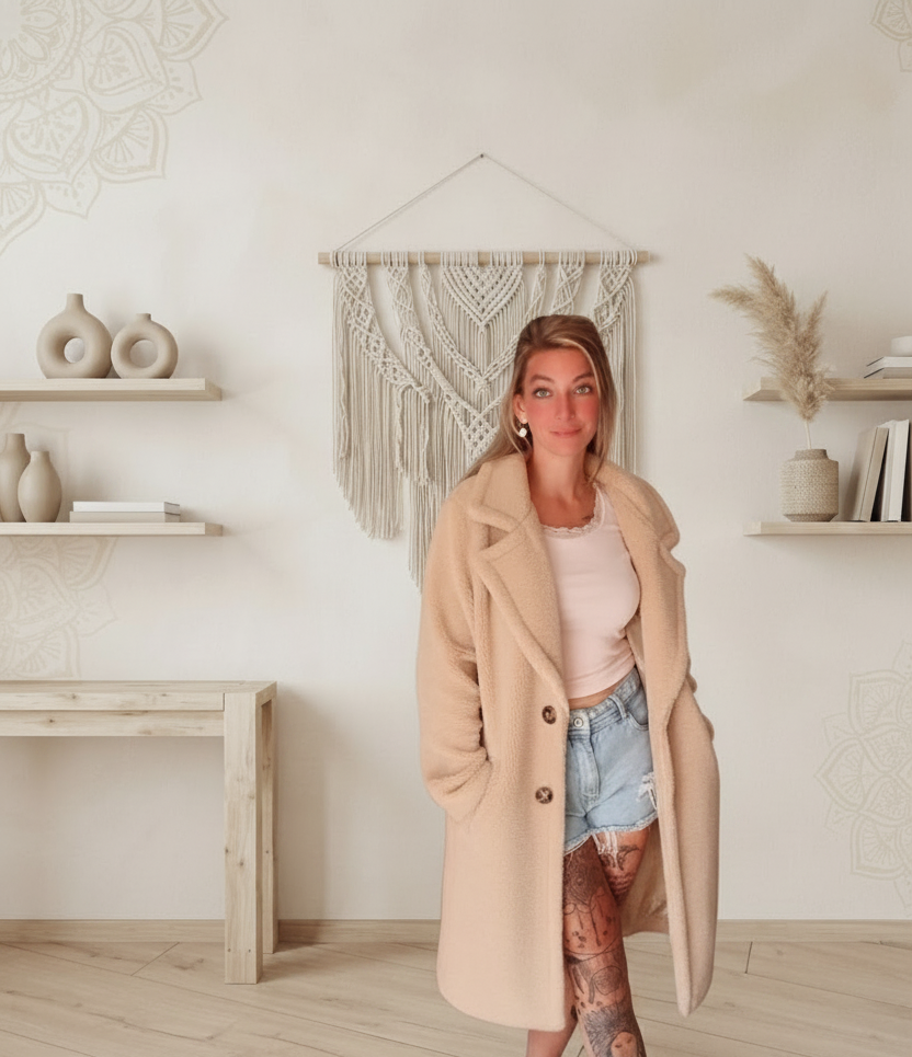 Teddy-Mantel Damen in Beige – offen getragen mit Jeans-Shorts, lässiger Boho-Look