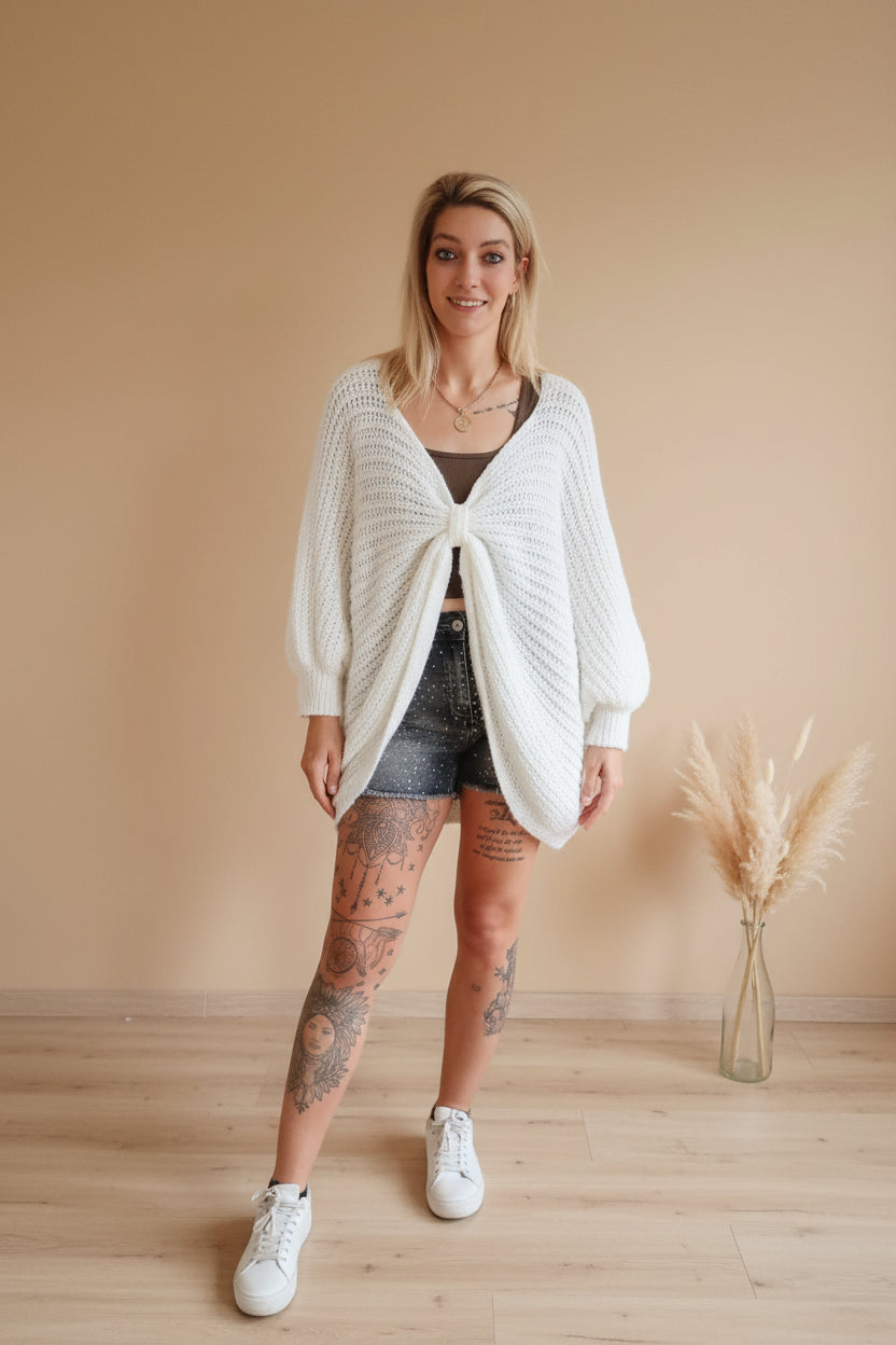 Kuscheliger Sweater creme – Seitenansicht, weicher lockerer Fall