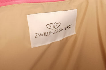 Shopper Leo Allover Beige von Zwillingsherz – getragen, Boho-Wanddeko im Hintergrund