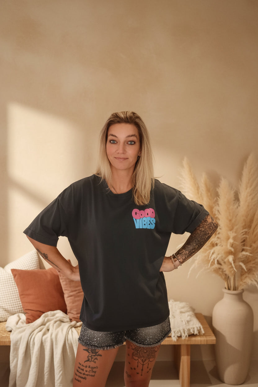Good Vibes Statement Shirt Damen Anthrazit – Frontansicht Hände in Hüften Boho Interior Pampasgras