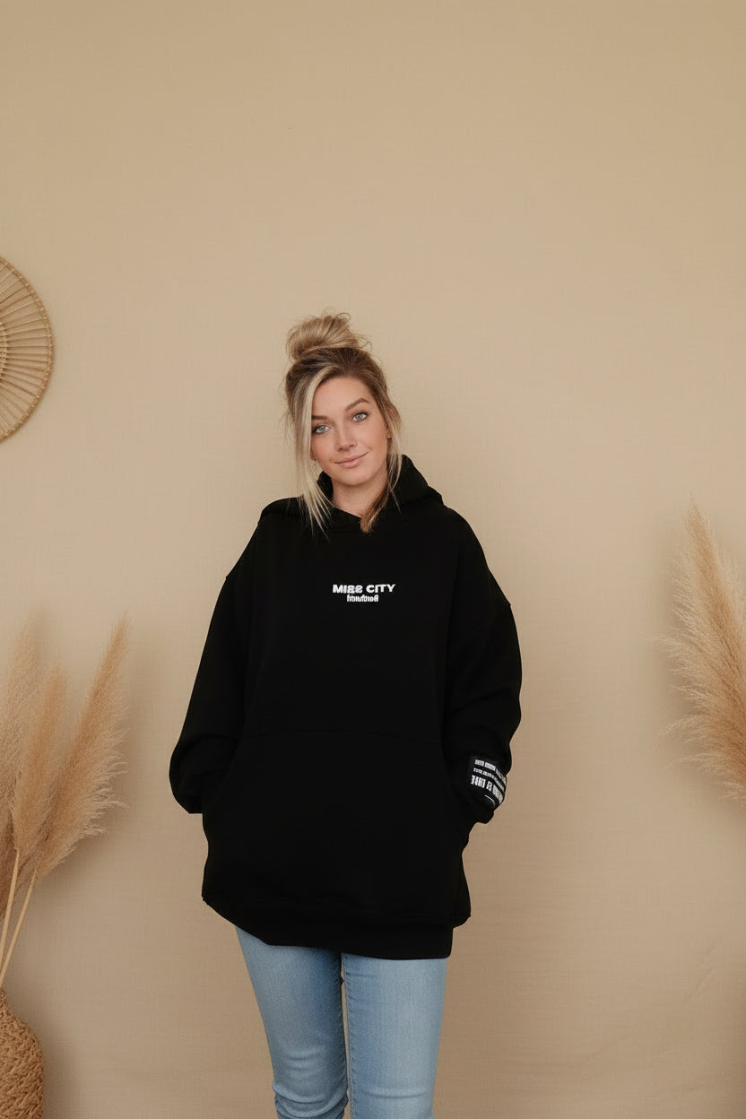 Schwarzer Boho-Luxe Oversize-Hoodie aus weichem Stoff mit weißem Print.