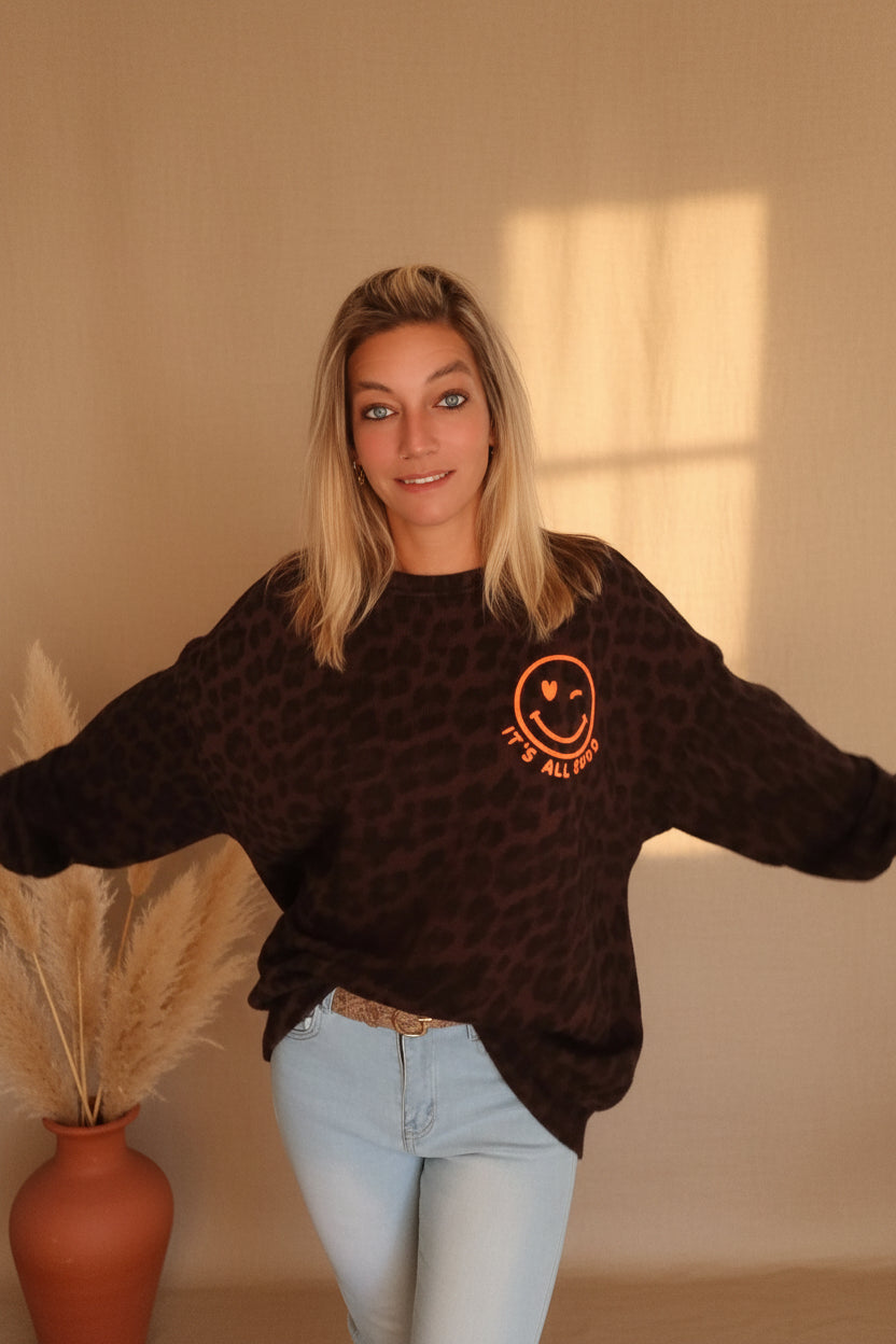 Sweater It's All Good – Frontansicht Arme ausgebreitet, Smiley-Print, Sonnenlicht Terrakotta Vase Boho