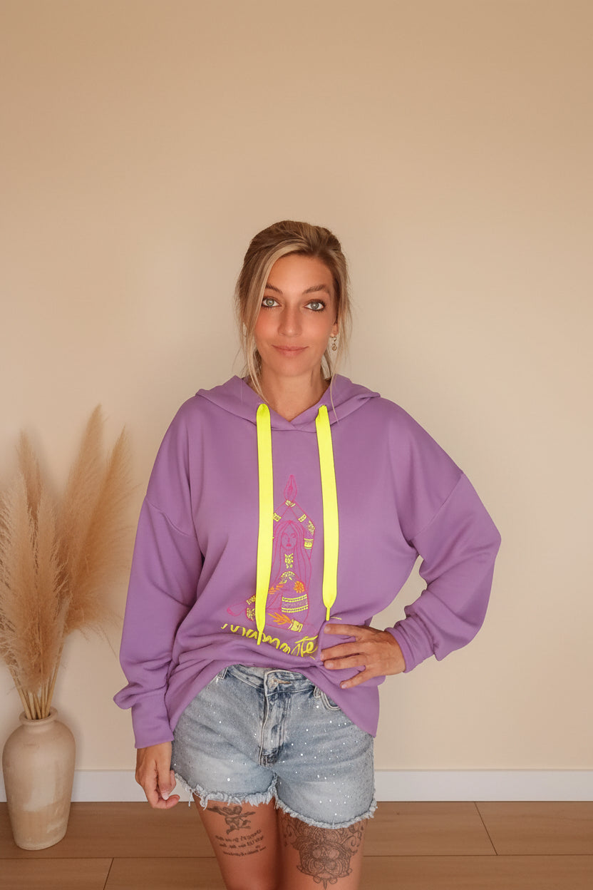 Lila Boho-Luxe Oversize-Hoodie aus weichem Baumwollstoff mit Grafikprint.