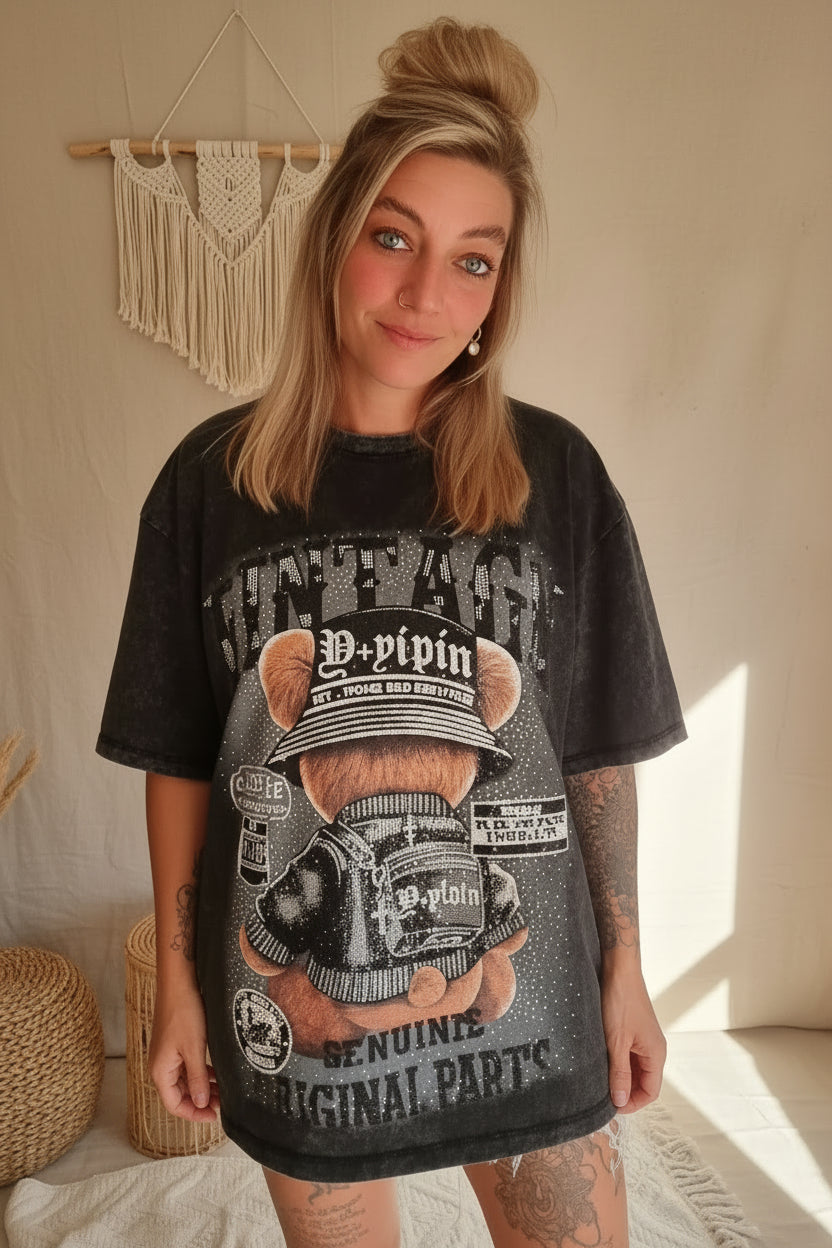 Boho-Luxe Damenmode: Schwarzes Oversized Shirt von SK-Style & Kompetenz mit glitzerndem Bär-Print.