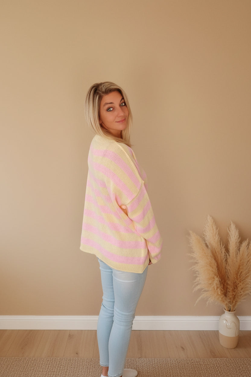SOHO Streifenpullover Lila Weiß – Oversized Strickpullover mit rosa SOHO New York Print, Boho-Luxe
