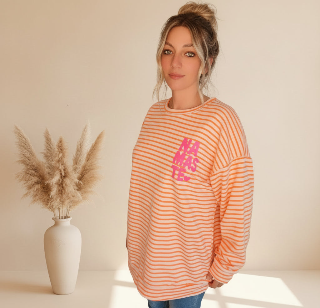 Damen-Sweatshirt in Peach-Weiß mit feinen Streifen und pinkem NAMASTE-Print auf der Vorderseite