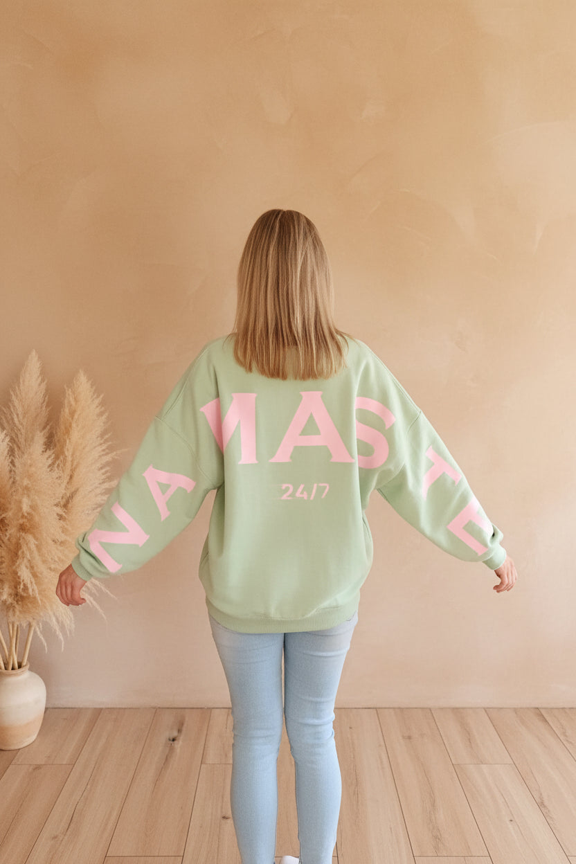 Namaste Sweater Mint Rückenansicht – rosa Namaste-Print über gesamte Rückseite und Ärmel
