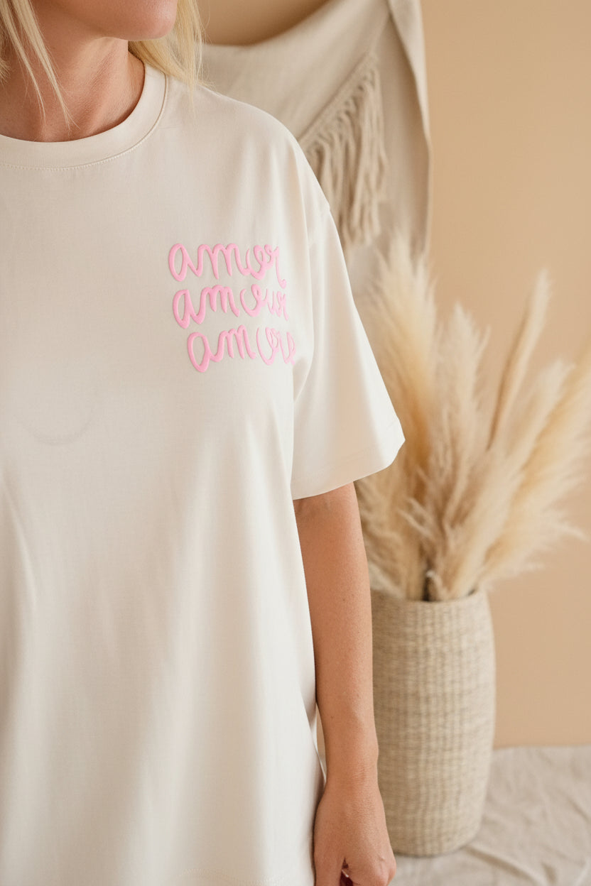 Oversize T-Shirt in Cremeweiß mit rosa 'amor amour amore'-Frontprint, Boho-Luxe Styling