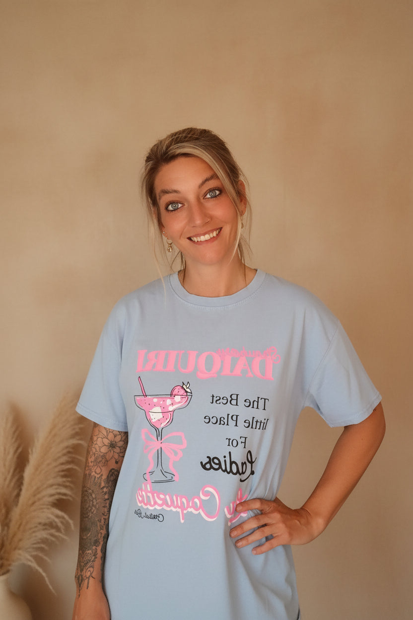Boho-Luxe hellblaues T-Shirt aus Baumwolle mit pinkem Cocktail-Print für Damen.