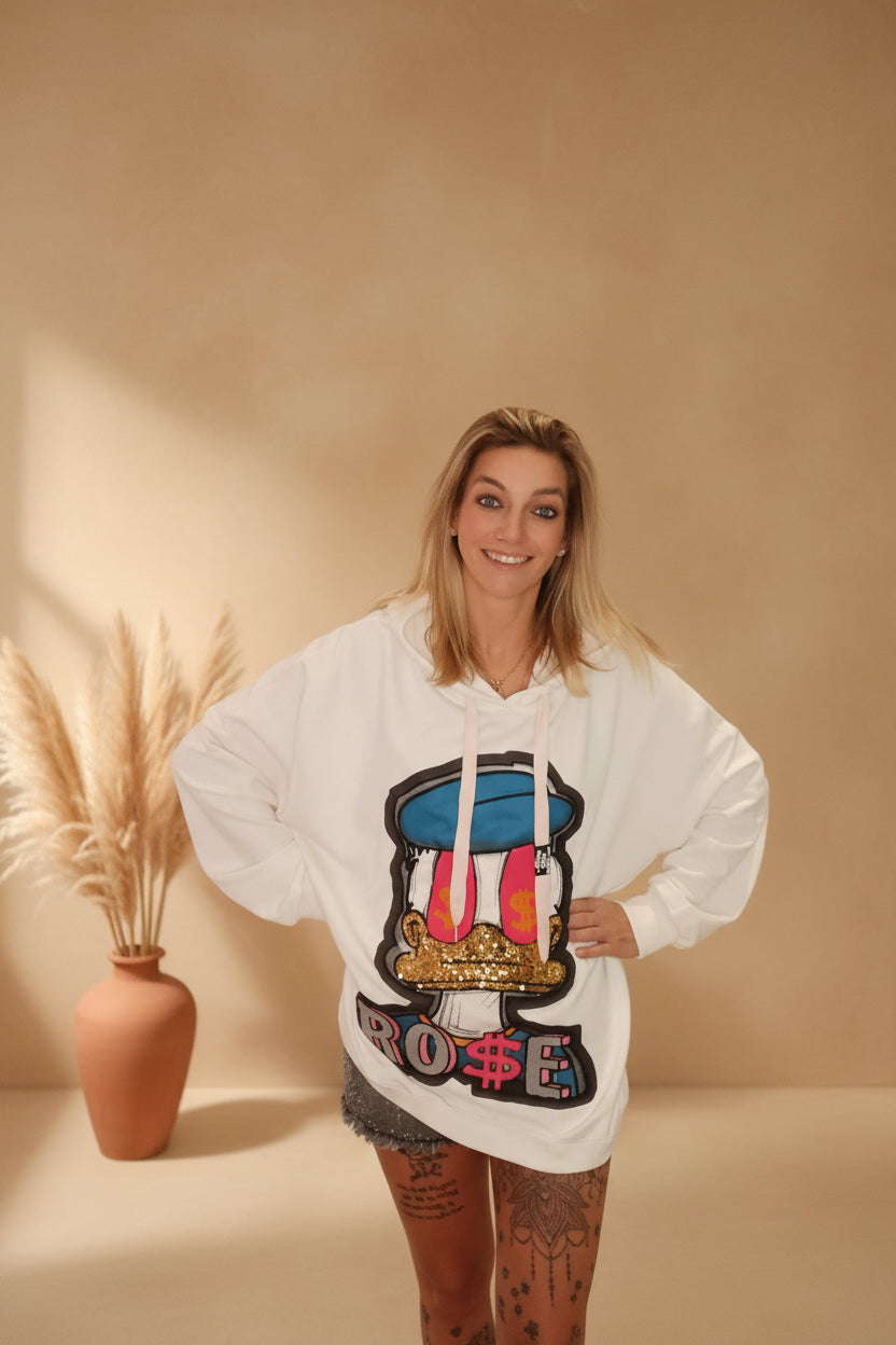Glitzer Hoodie Damen Oversize weiß Frontansicht lächelnd – RO$E Comic-Print Kapuzenpullover Boho