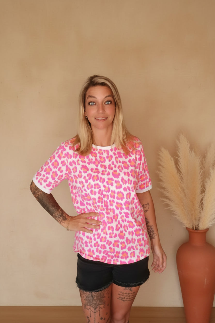 Boho-Luxe Damen-T-Shirt mit pinkem Leopardenmuster aus weichem Stoff.