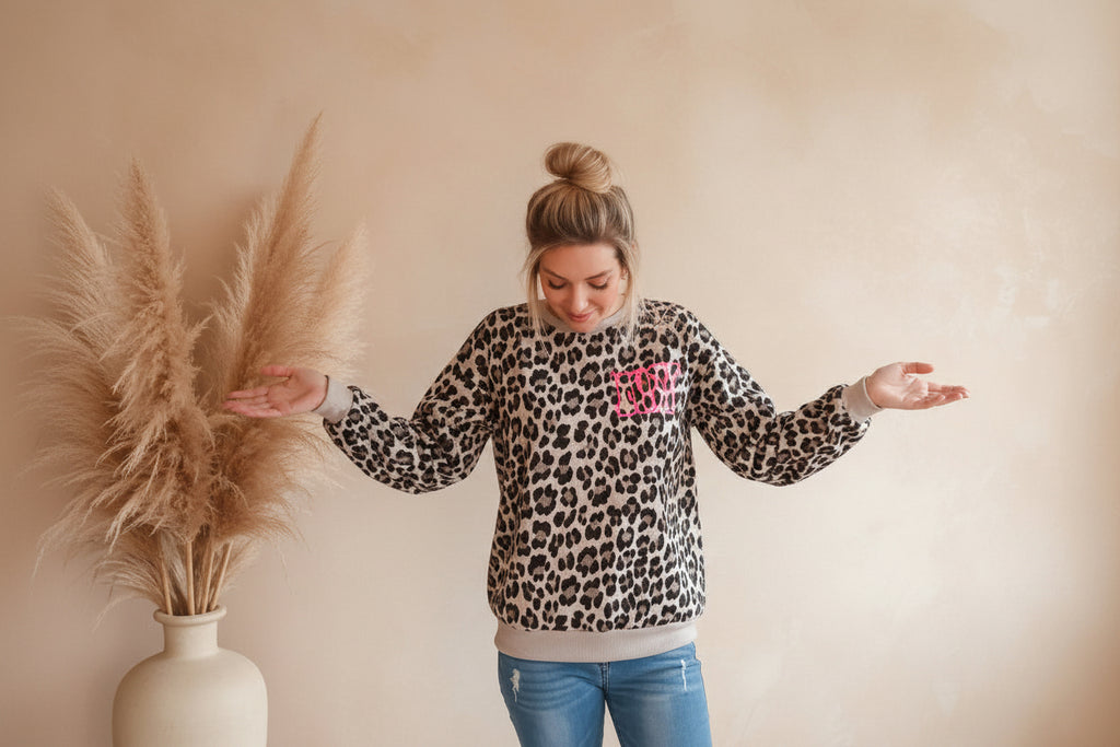 Damenpullover im Leo-Look mit pinkem NY-Detail