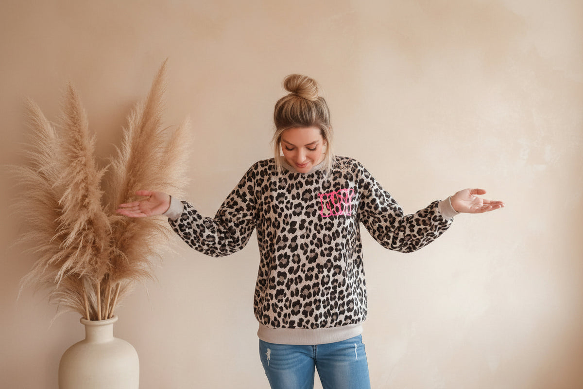 Damenpullover im Leo-Look mit pinkem NY-Detail
