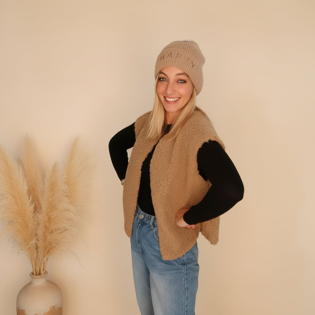 Khaki HAPPY Beanie für Damen in Seitenansicht mit Schriftzug, Styling mit Jeans