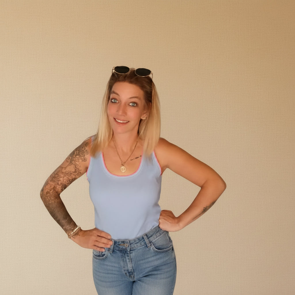 Zwillingsherz Tanktop Neon hellblau – Sommerlook Damen mit Jeans, Neon-Rand sichtbar