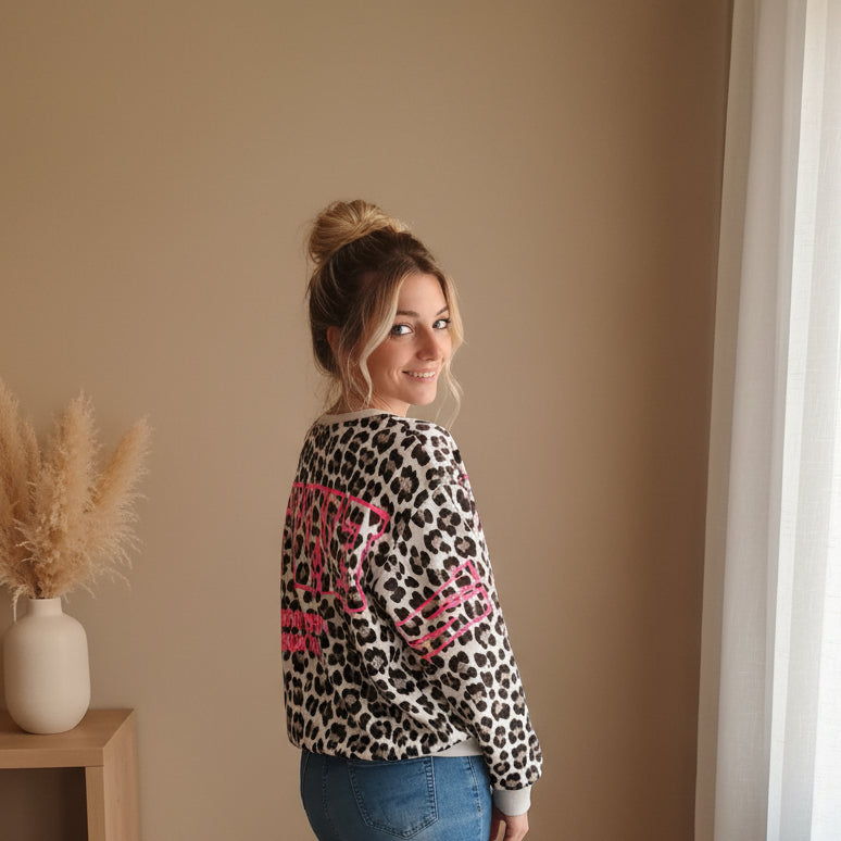 Rückansicht eines Leo-Pullovers für Damen mit großem NEW-YORK-Print