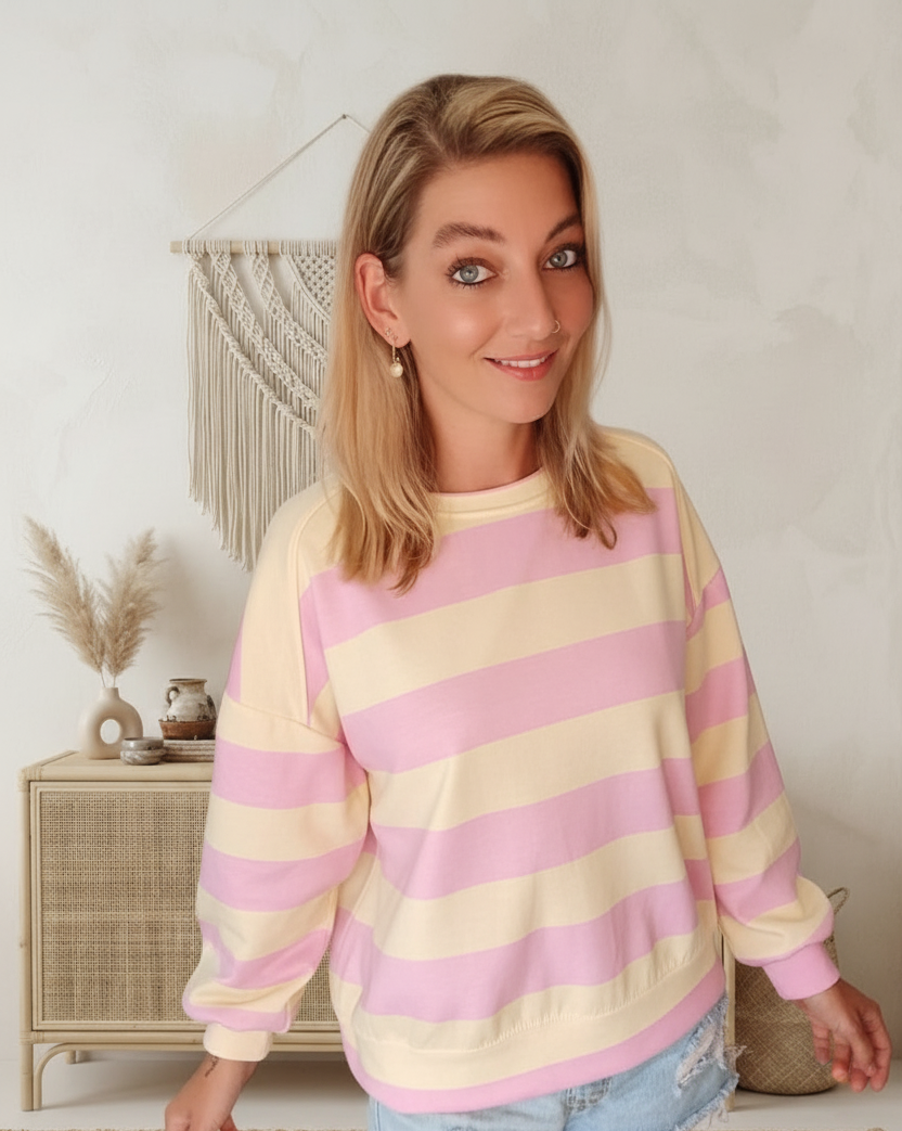Oversize Streifen-Sweater Rosa-Creme – Frontansicht lächelnd, Boho Sideboard, Damen Onesize