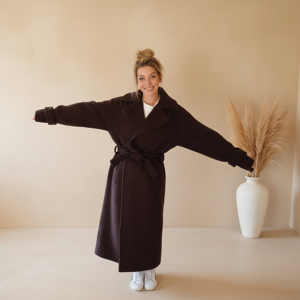 Oversize Damenmantel Dunkelbraun mit Bindegürtel, Ärmelweite und Länge am Model