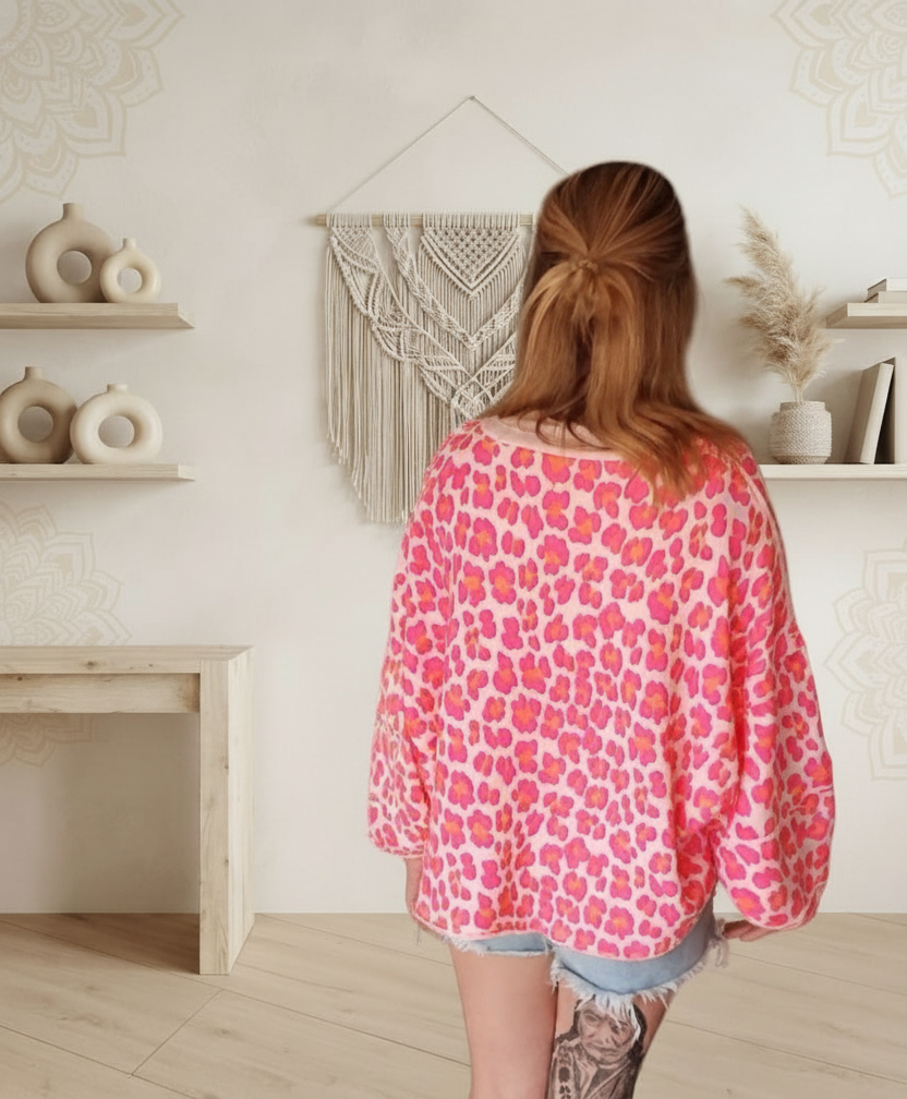 Boho-Luxe Damenmode: Rosa Leopard-Print Oberteil aus weichem Stoff.