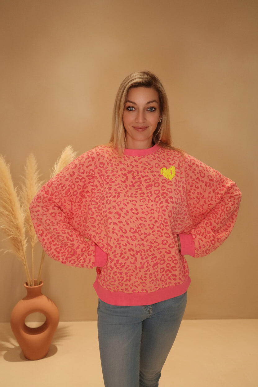 Oversized Pullover Damen Leo Print – Model von vorne Boho Interior Styling