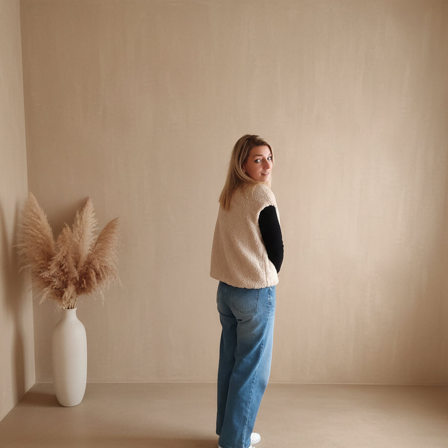 Cremefarbene Damen-Teddyfell-Weste in seitlicher Ansicht mit flauschiger Oberfläche und lässigem Herbst-Styling