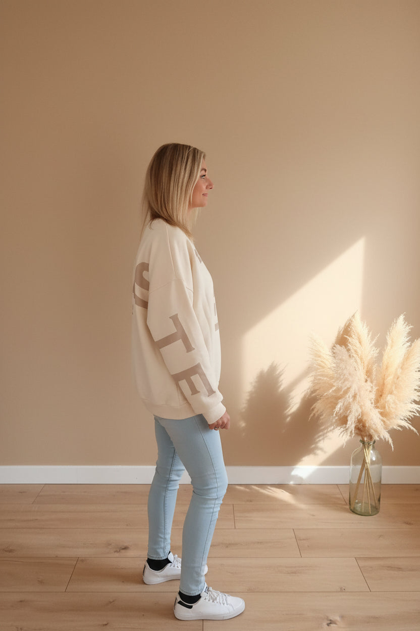 Namaste 24/7 Oversized Sweatshirt Creme – Seitenansicht, lässiger Oversized-Schnitt

