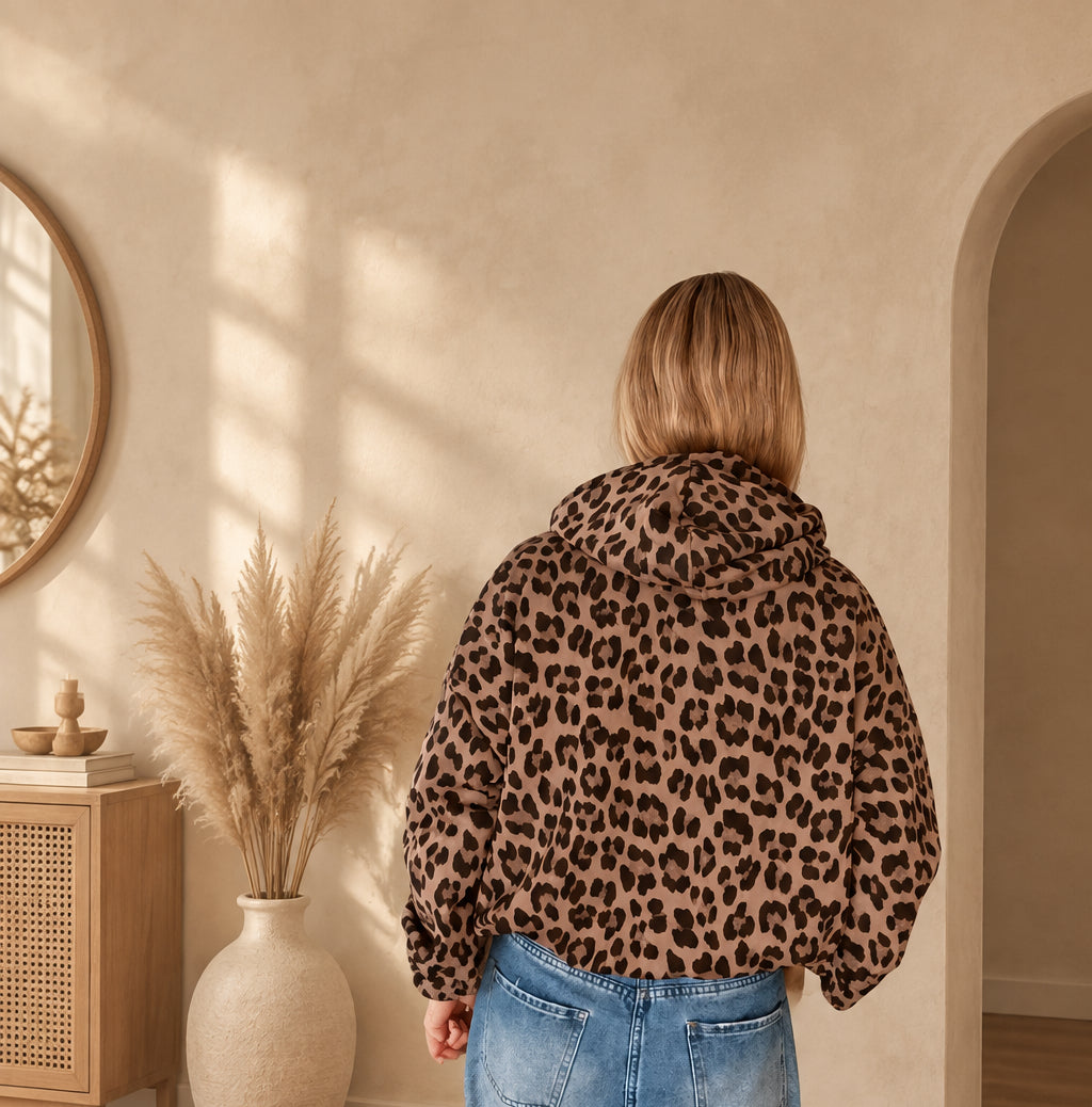 Rückansicht des Damen-Leo-Hoodies in Taupe-Braun mit Kapuze, weiten Ärmeln und kurzem gerafftem Saum.