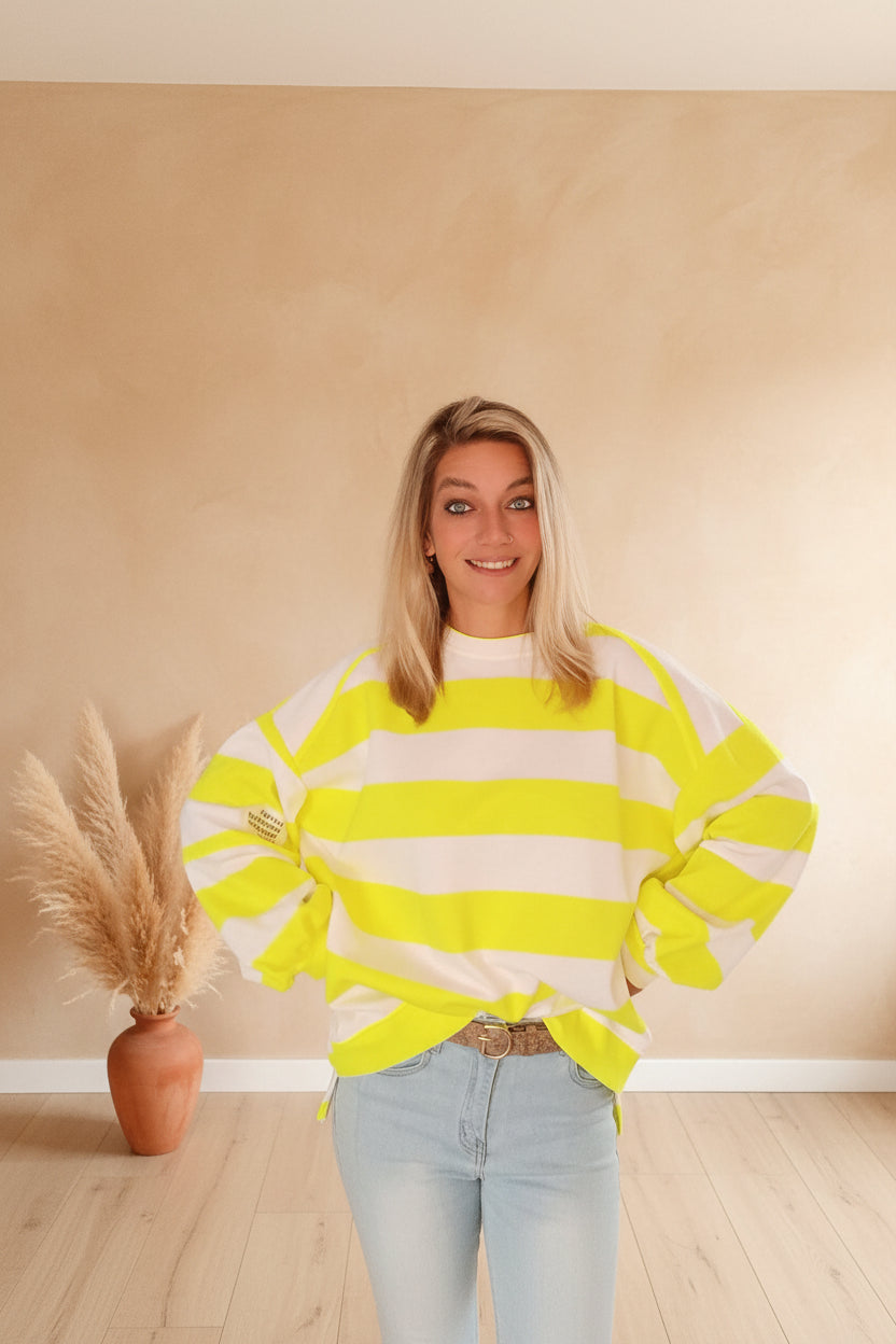 Boho-Luxe gelb-weiß gestreifter Baumwoll-Sweatshirt kombiniert mit heller Jeans.