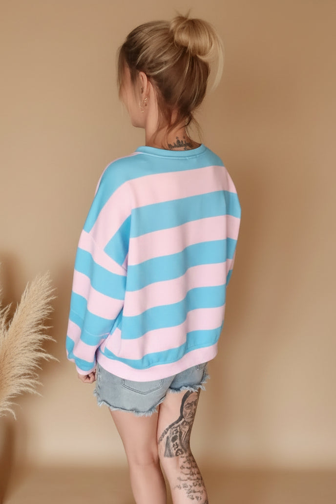 Boho-Luxe gestreiftes Sweatshirt in Rosa und Hellblau aus weichem Baumwollstoff.