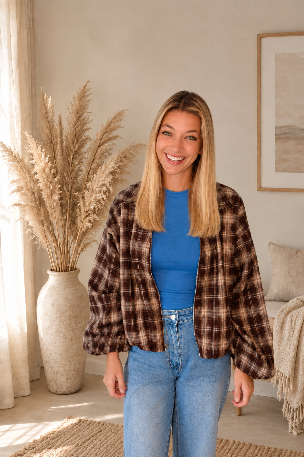 Frontansicht einer offenen karierten Damenjacke in Dunkelbraun und Beige mit weiten Ärmeln, zu Jeans getragen.
