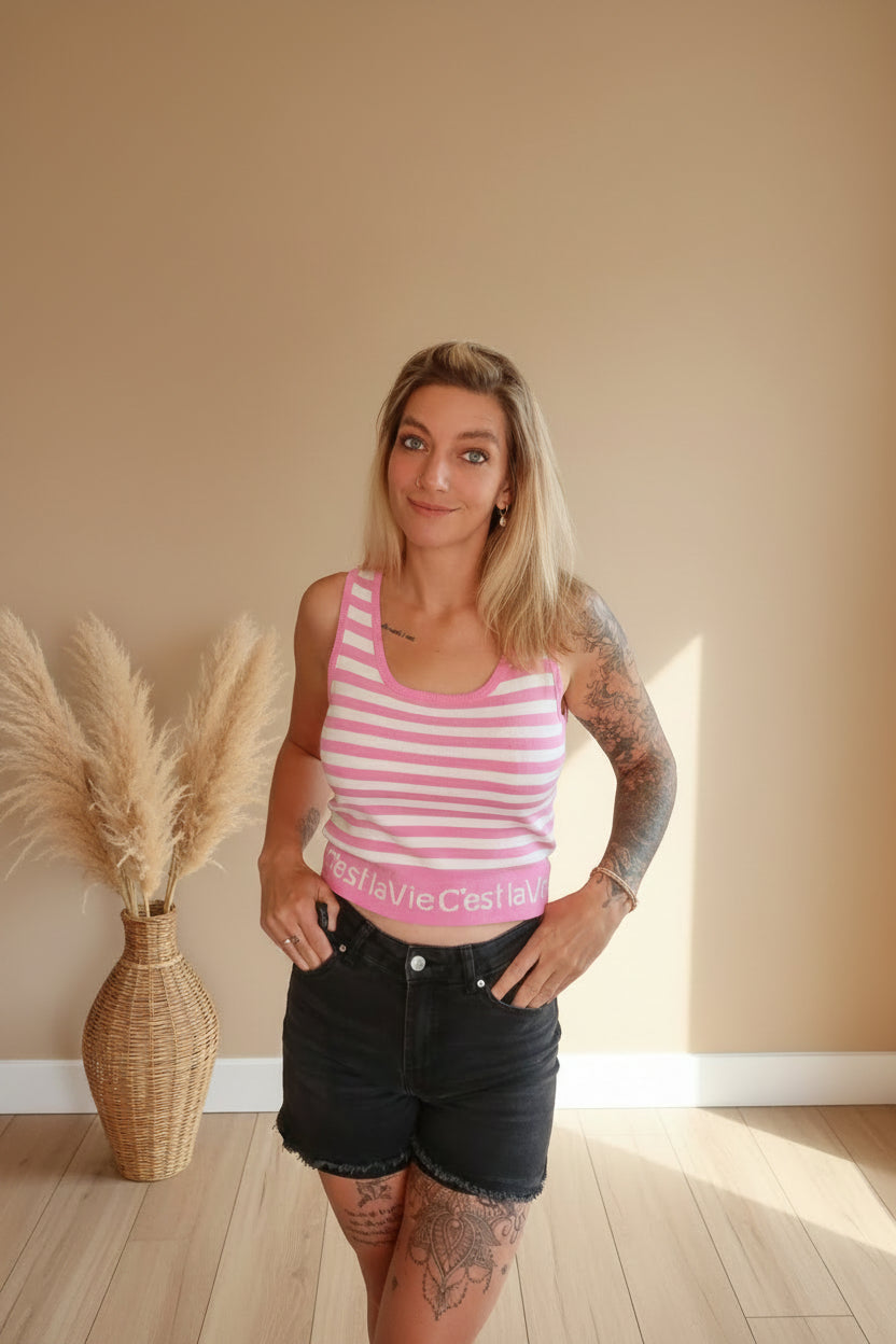 Boho-Luxe Style: Rosa-weiß gestreiftes Tanktop aus Baumwolle und schwarze Shorts.