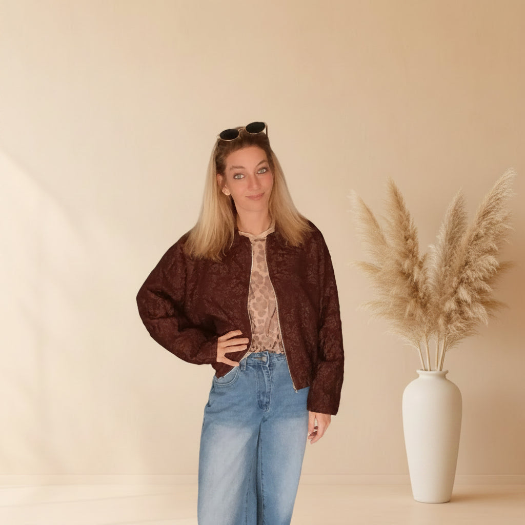 Braune Damen-Bomberjacke mit ornamentalem Muster und Frontreißverschluss in der Dreiviertelansicht