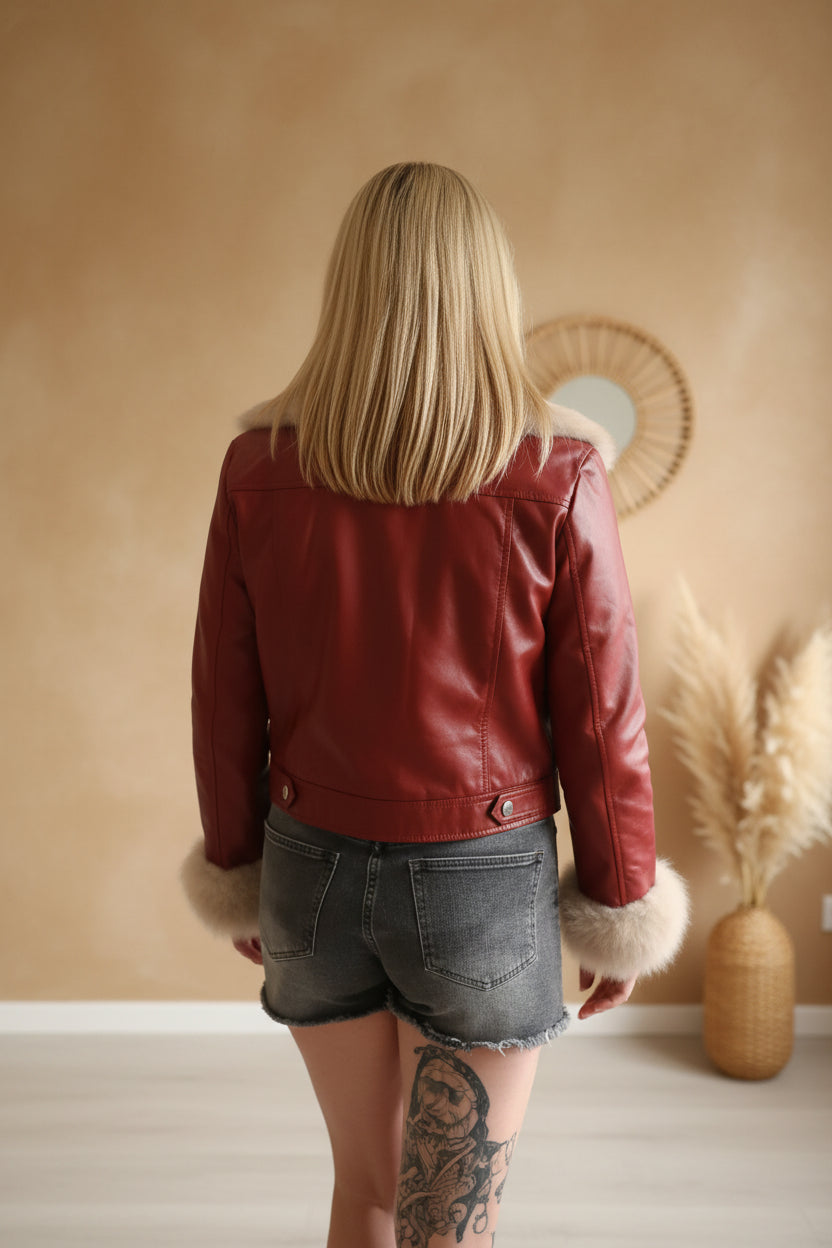 Rote Kunstlederjacke Damen – Rückenansicht mit Kunstfellmanschetten | SK-Style & Kompetenz