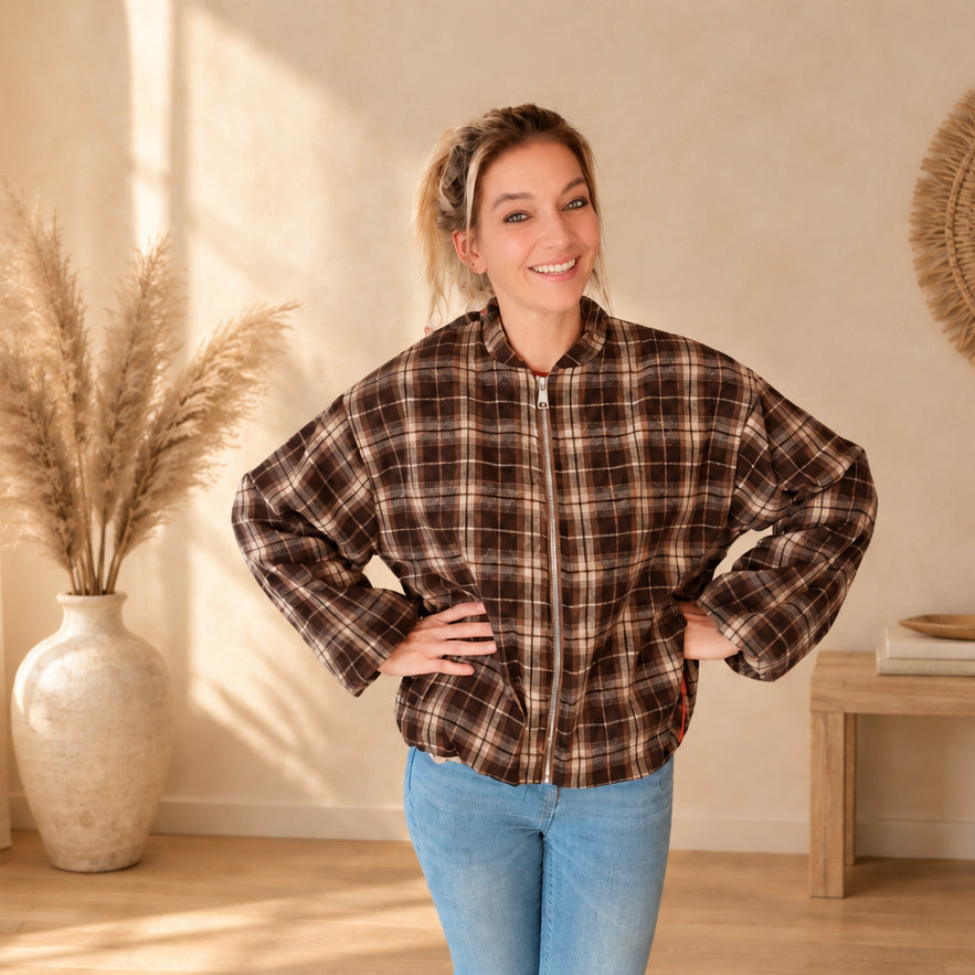 Braun-beige karierte Damenjacke mit Reißverschluss, Frontansicht mit Händen an der Hüfte