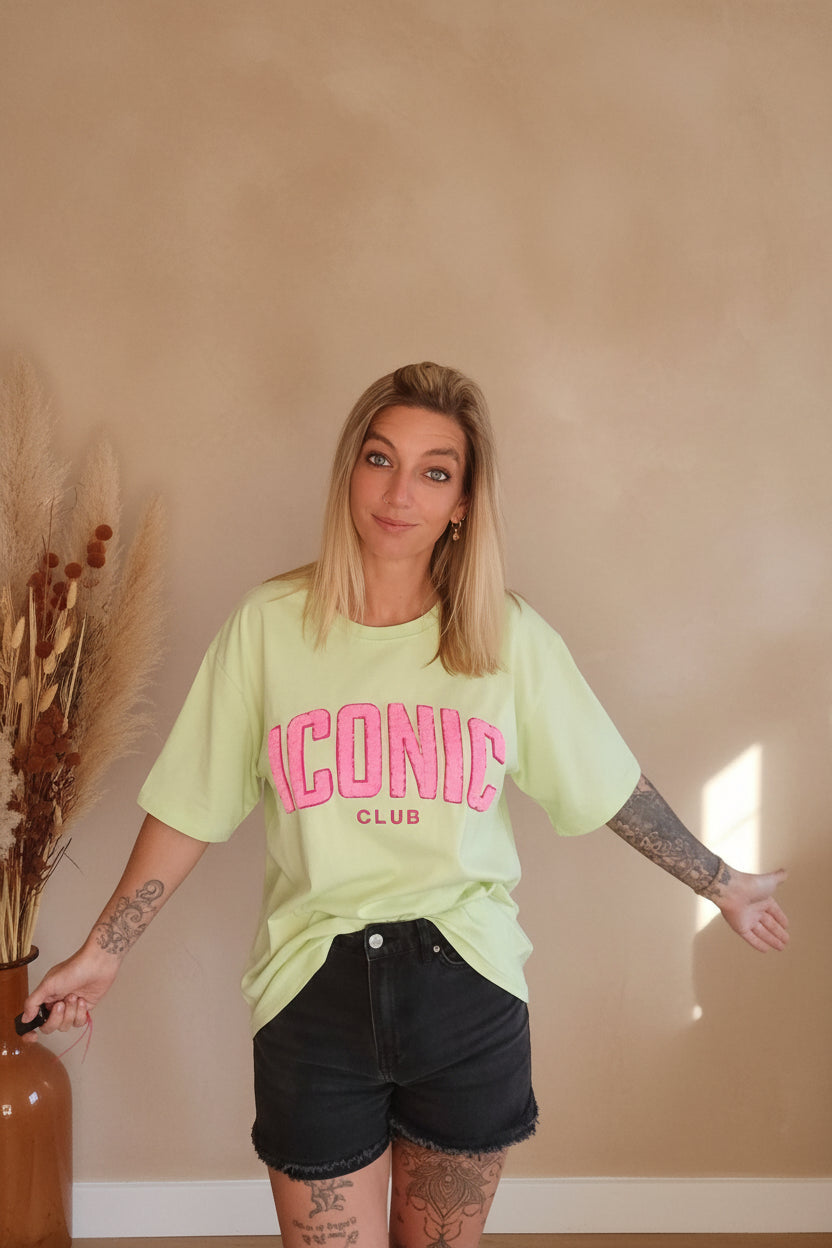 Iconic Club Graphic Tee Soft Lime – Oversized Fit Frontansicht, Arme ausgebreitet