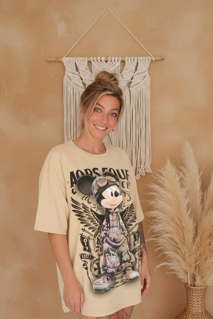Mickey Print Oversize-Shirt Damen – Beige mit Flügel-Motiv, Pampas & Makramee Editorial-Look
