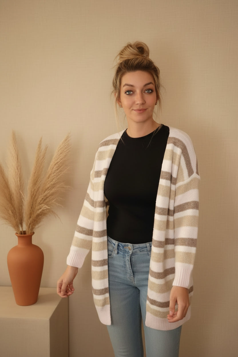 Cardigan Damen Gestreift Oversized – Frontansicht Arme verschränkt, Boho-Wohnzimmer
