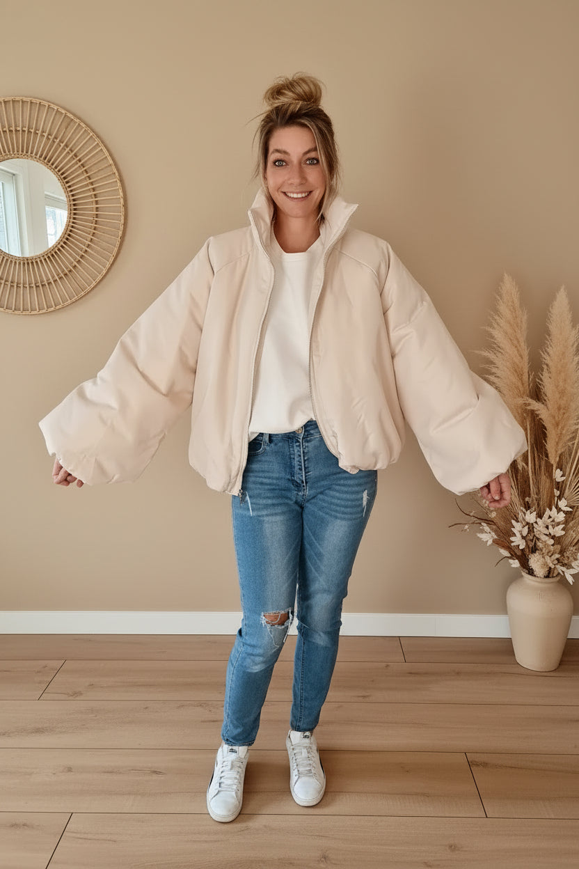 Oversize Damen Ballonjacke in Creme mit Stehkragen und Reißverschluss, Frontansicht