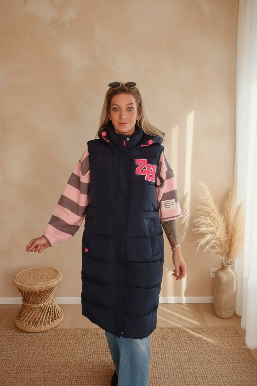 Damen Steppmantel in Dunkelblau mit rosa-grau gestreiften Ärmeln im Boho-Luxe Stil