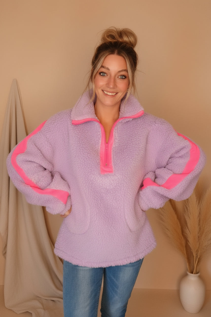 Damen Teddy Sweater in Flieder mit neonpinken Streifen in Seitenansicht