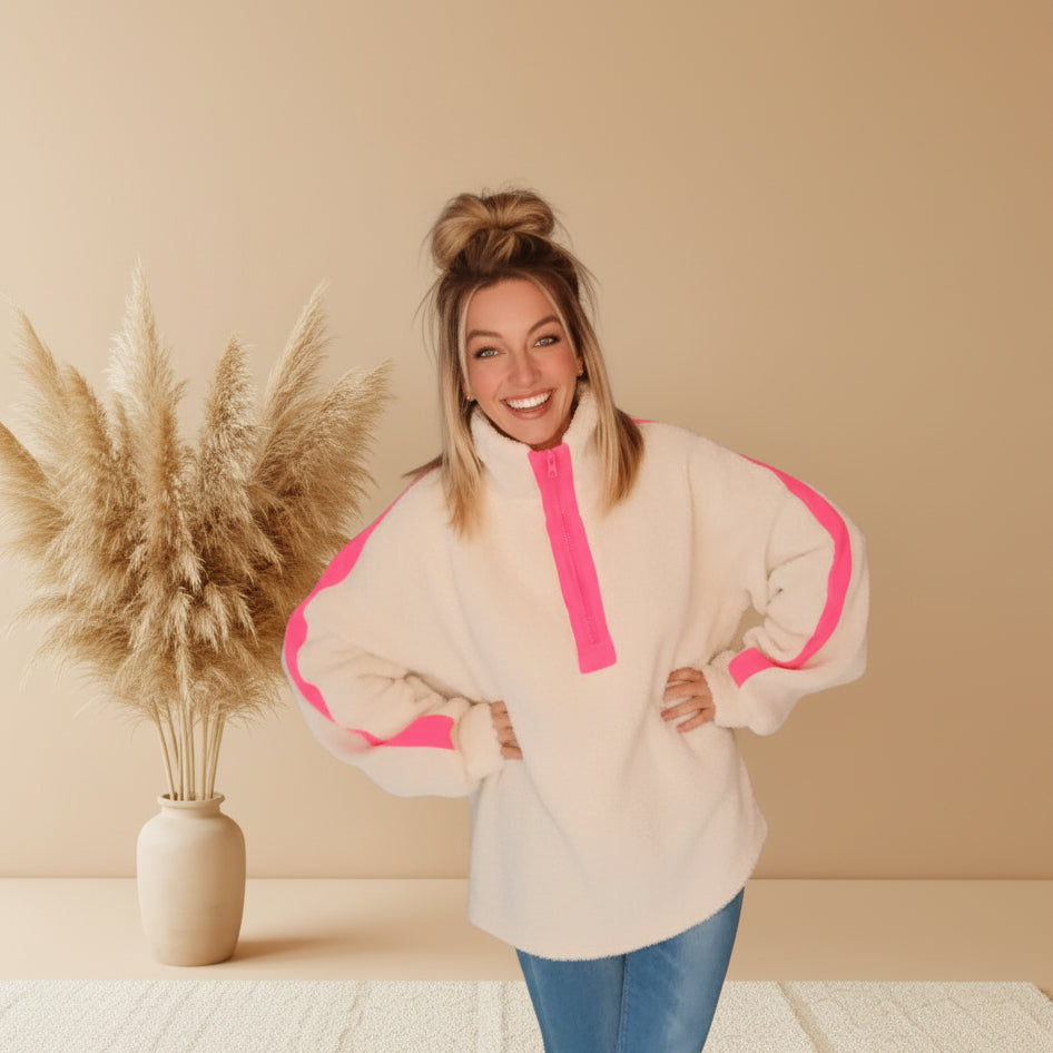 Weißer Teddy Sweater Damen mit hohem Stehkragen und neonpinken Reißverschluss