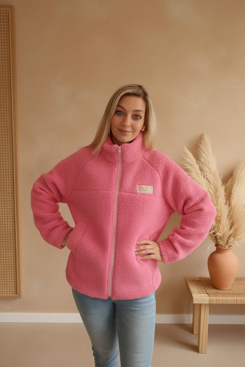 Teddyjacke Pink Damen – Lifestyle Shot Boho-Wandteppich