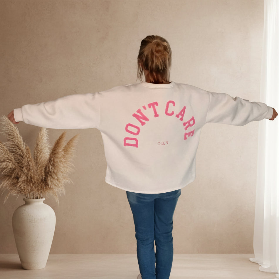 Oversize Sweatshirt Rückenansicht – „Don't Care Club" Print in Pink, weiß, Damen