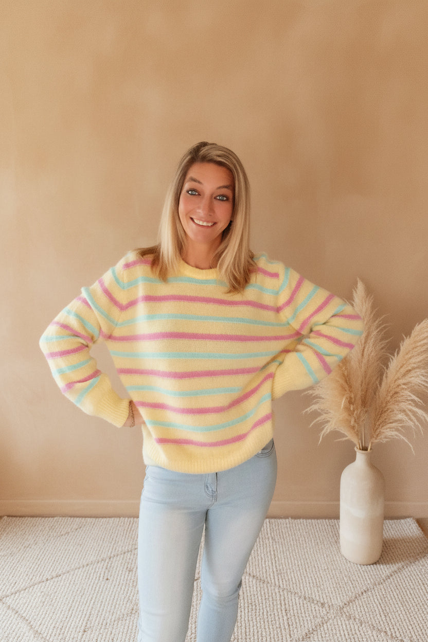 Boho-Luxe gestreifter Damenpullover in Gelb, Rosa und Blau aus weichem Material.
