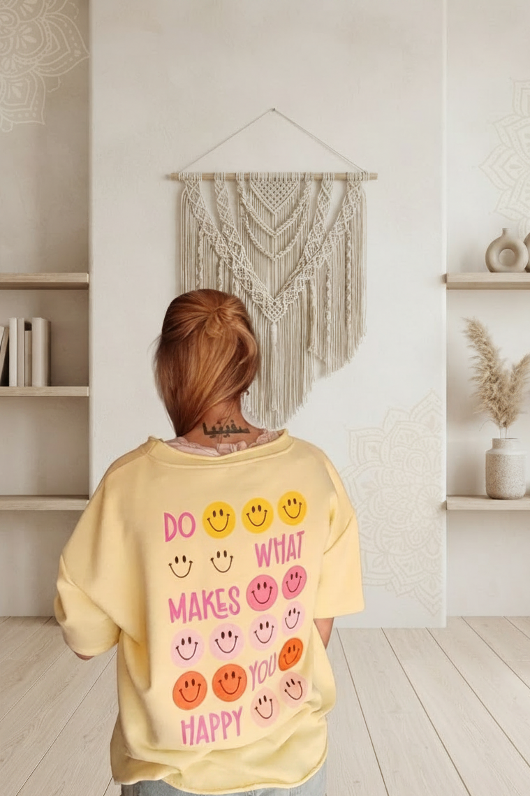 Happy Oversized Shirt Gelb – Rückenansicht Nahaufnahme – Bunter Smiley Print