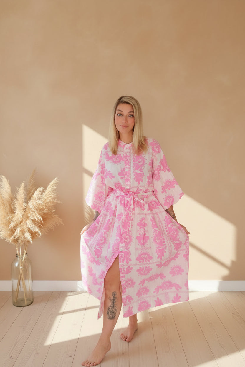 Blossom Kleid Rosa – Selbstbewusste Pose mit Sonnenlicht, rosa Blumenkleid Midi, Boho-Damenmode