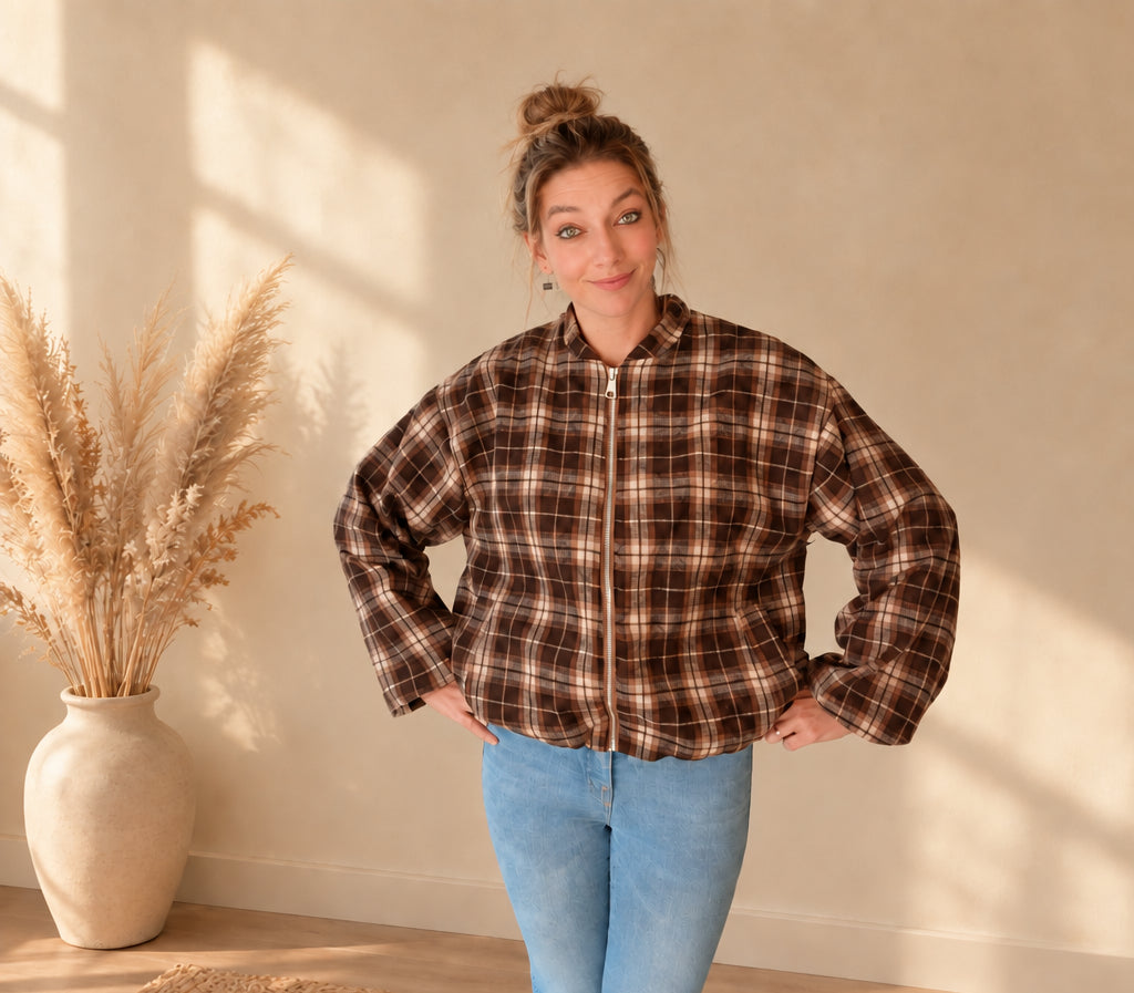 Braun-beige karierte Damenjacke mit Kragen und Reißverschluss, leicht seitliche Frontansicht am Model