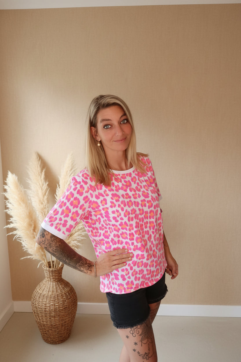 Boho-Luxe Damen-T-Shirt mit rosa Leopardenmuster aus weichem Stoff.