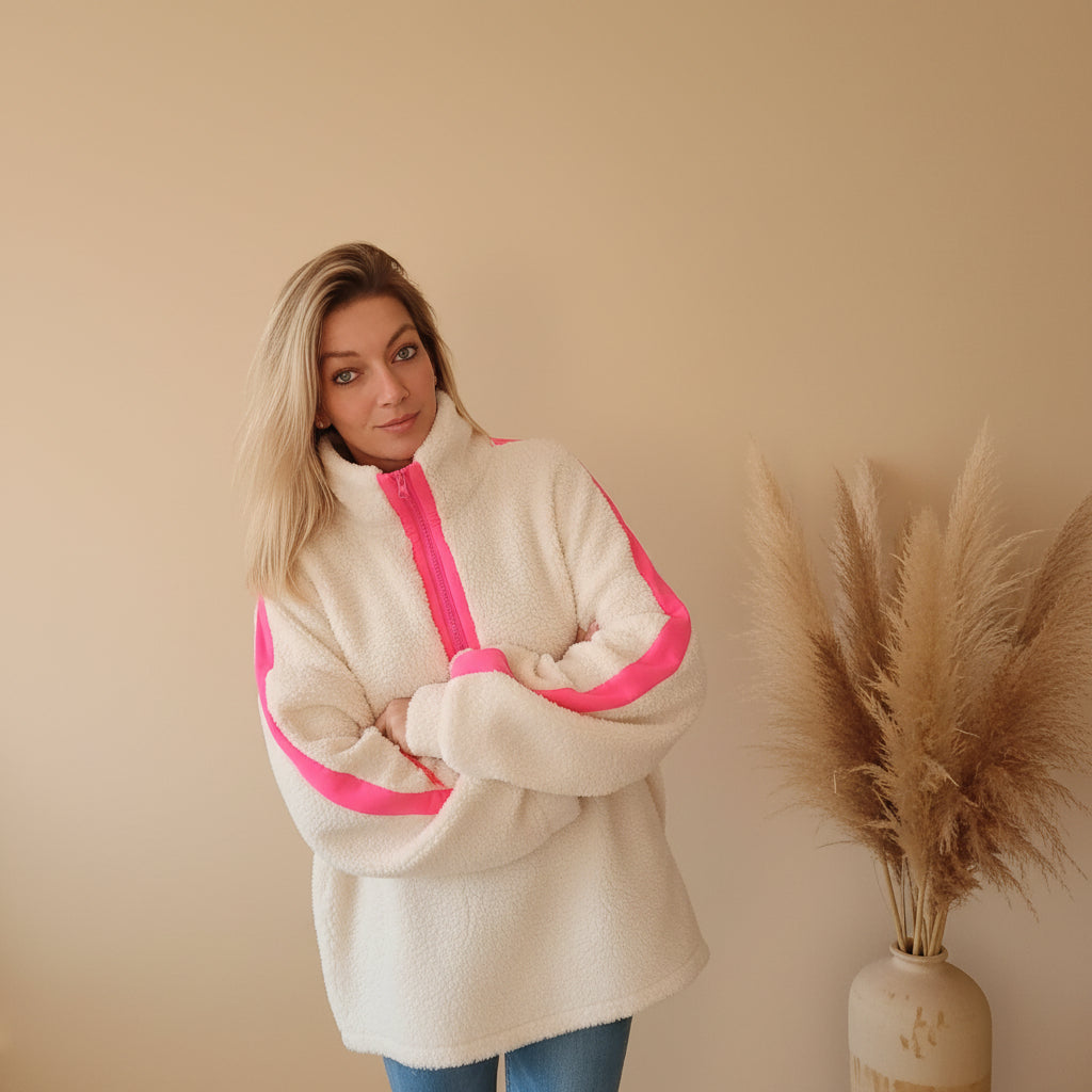 Kuscheliger Damen Teddy Pullover Weiß mit pinken Ärmelstreifen in Oversize Passform